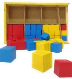 Caja de madera que mide 25 centímetros x 15 centímetros x 4 centímetros con tapa deslizable, conteniendo 60 cubos de 2 centímetros hechos de madera de colores utilizados para realizar diversas operaciones matemáticas, bancubi es un método para aprender Matemáticas jugando con sus 60 cubos. El Bancubi es un material manipulativo para que el individuo pueda conectarse con los símbolos y abstraer los conceptos matemáticos