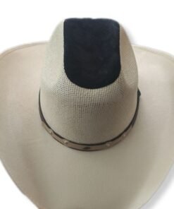 # Sombrero Vaquero Adulto - Estilo Western Este sombrero vaquero para adultos es el toque perfecto para tu estilo western. Confeccionado con esmero y atención al detalle, su color natural lo hace versátil para diversas ocasiones.
