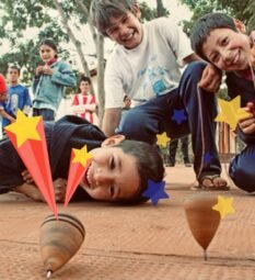 niños hugando al trompo