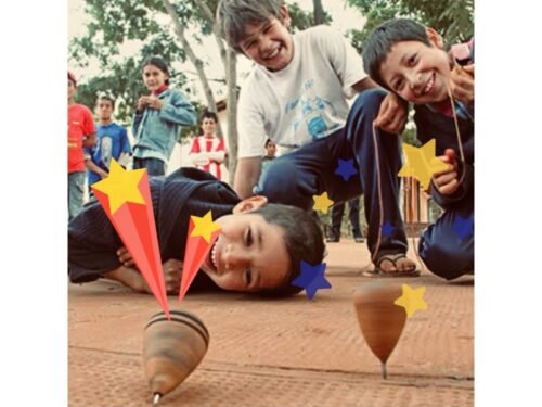 niños hugando al trompo